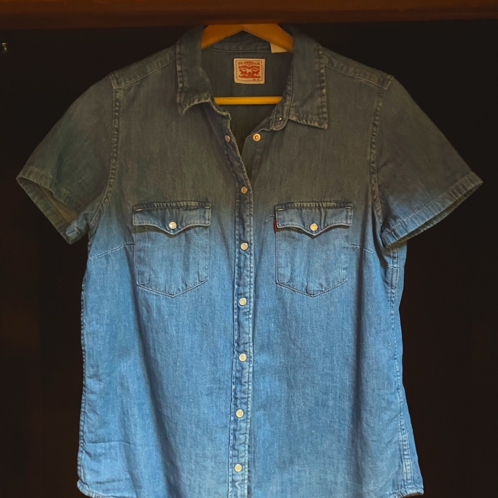 Women’s Levi’s denim shirt Medium